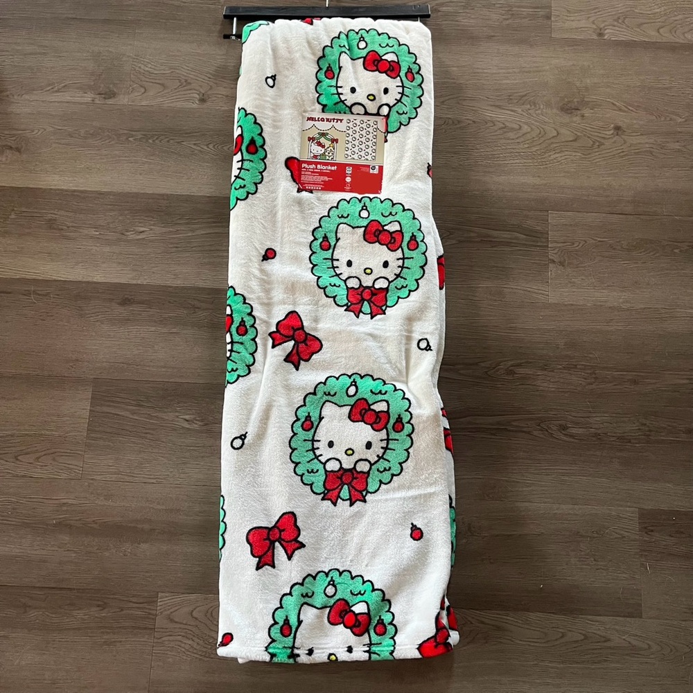 NWT Hello Kitty Sanrio White Christmas Wreath Blanket